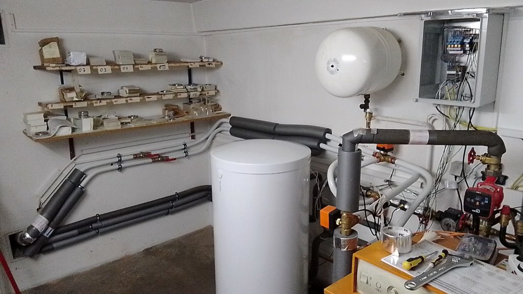 Installation der zusätzlichen Rohrleitungen im Heizungsraum